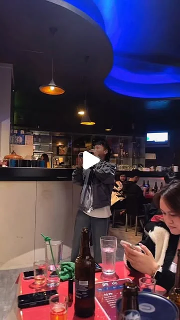 酒奌羅東店內酒吧空間與唱歌活動照片