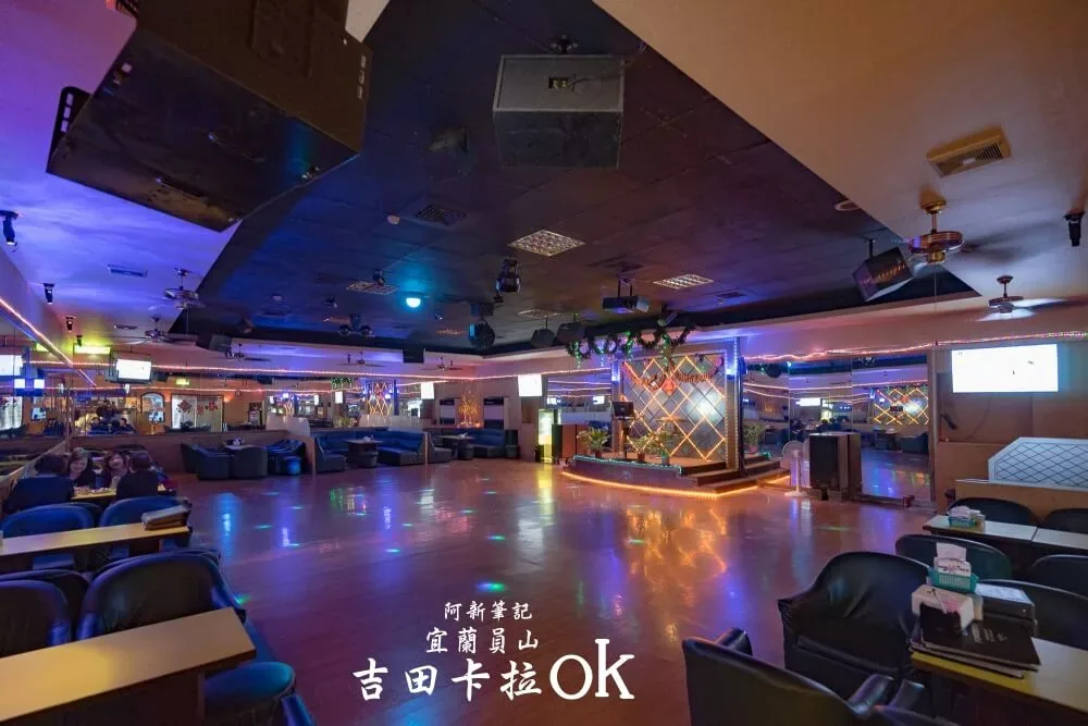 吉田卡拉OK員山店店內舞台與座位照片